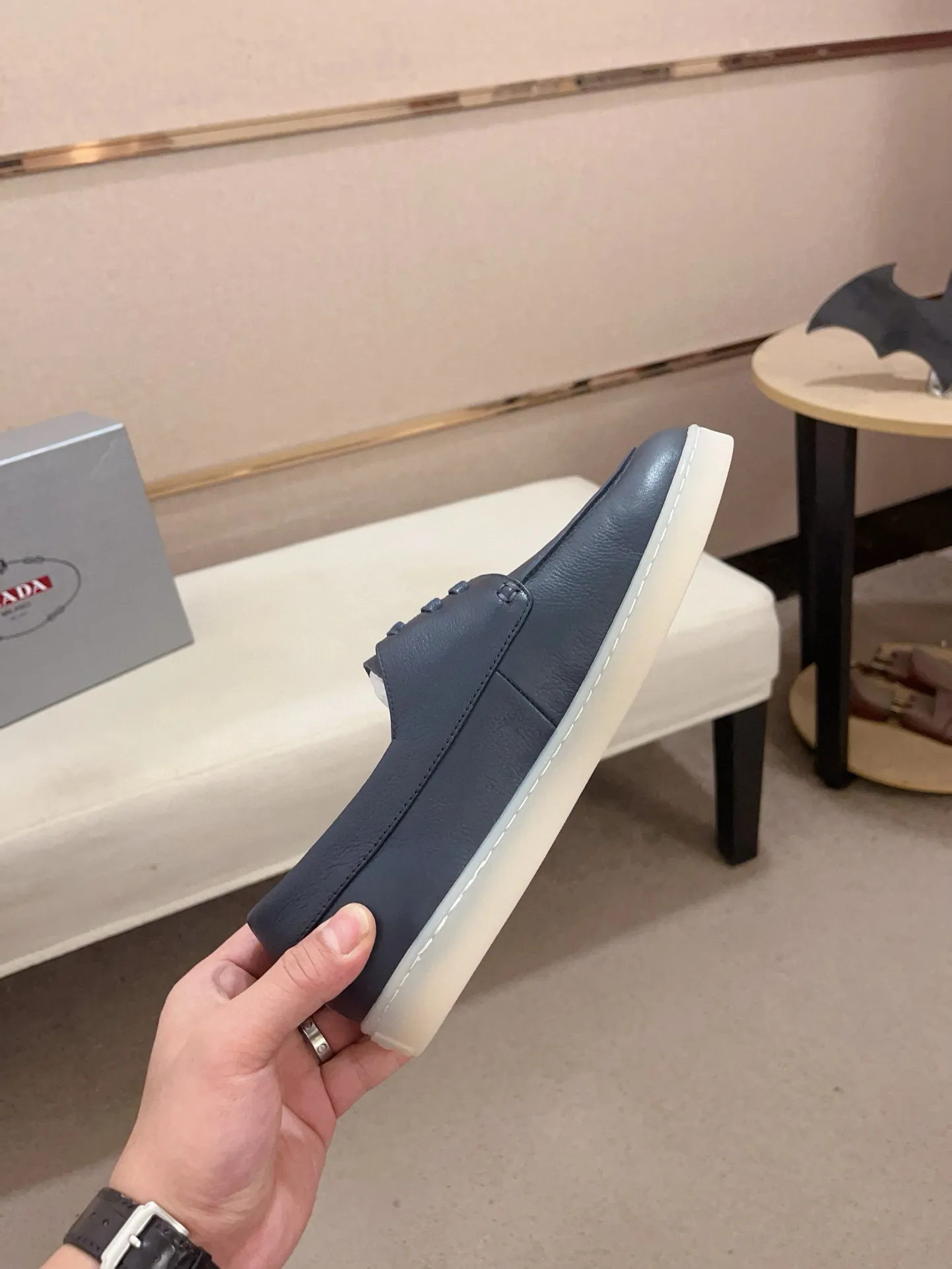 Men's shoes 💰 540💰 ✔️✔️✔️Higher version High-quality new PRADA (Prada) counters are launched at the same time. The new men's shoes and 😘 fabrics are made of high-tech glue-making technology. Lining: Full cowhide lining. 👍🏿 High-end ☄️ air-cushion molded anti-slip rubber outsole, exquisite lines, simple and elegant, comfortable and high-end for leisure travel. Code number: 38 to 44 (45 can be customized and cannot be returned or exchanged)